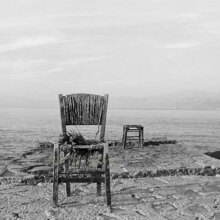 A Sitting Poetry: Ο Ζαν Κλαβέλ εξερευνά την ποίηση των άδειων καρεκλών που φωτογράφισε στην Ελλάδα