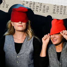 Μ' ένα κόκκινο σκουφί στο Επί Κολωνώ