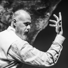 «Η Πύλη της Κόλασης» του Γιάννη Καλαβριανού στο Αμφι-θέατρο