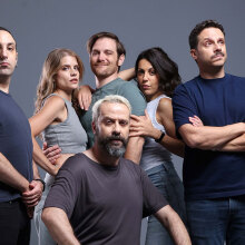 Το σποτ, το νέο έργο του Ζήση Ρούμπου στο Θέατρο Γκλόρια