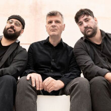 Φοίβος Δεληβοριάς: «Threesome» στο Κύτταρο