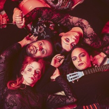 «Evelyn Evelyn», θέατρο 104