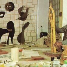 Το ΕΜΣΤ τιμά τον Πάνο Βαλσαμάκη με μια αναδρομική έκθεση-σταθμό, αναδεικνύοντας τη συμβολή του στον εκμοντερνισμό της ελληνικής εικαστικής κεραμικής