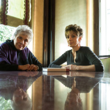 Η Κική Δημουλά στο σπίτι της μεταφράστριας Σεσίλ Ιγγλέση Μαργέλλου