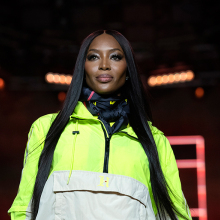 Η Naomi Campbell στην πασαρέλα στα 49 της