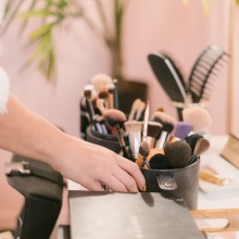 Τραπέζι με πινέλα για μακιγιάζ