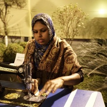 Γυναίκα στο Μπαγκλαντές ράβει ρούχα