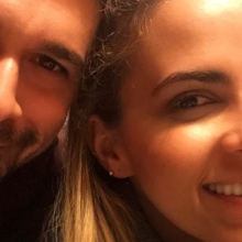 #menoumespiti με την Athens Voice: Η Τζένη Μελιτά περιγράφει πώς περνάει στο σπίτι ένα ζευγάρι με ένα σκυλί εν μέσω πανδημίας κορωνοϊού