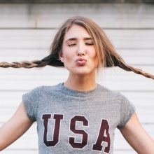 Κορίτσι με κοτσιδάκια στα μαλλιά