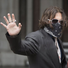 Ο Τζόνι Ντεπ έξω από το Ανώτατο Δικαστήριο του Λονδίνου για την μήνυσή του σε βάρος της Sun