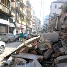 Εκρήξεις στη Βηρυτό: Άνδρας προσπαθεί να σώσει το παιδί του 