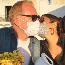 Η Σάλμα Χάγιεκ κάνει διακοπές στην Πάρο με τον σύζυγό της