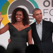 Οι Barack και Michelle Obama αγακλιά, χαιρετάνε