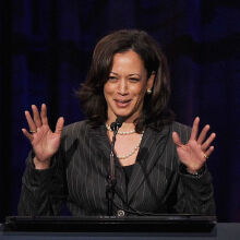 Γιατί η Καμάλα Χάρις φορά πέρλες;