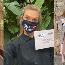 Από αριστερά: Cindy Crawford, Karlie Kloss, Blake Lively, Ryan Reynolds δείχνουν ότι ψήφισαν στις αμερικανικές εκλογές 2020