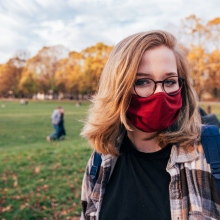 Εύκολα τιπ για να μην θαμπώνουν τα γυαλιά σου όταν φοράς τη μάσκα