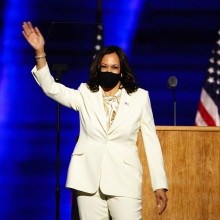 Η Καμάλα Χάρις με λευκό κοστούμι