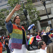 Η αντιπρόεδρος των ΗΠΑ, Καμάλα Χάρις με τζιν μπουφάν με στρας στα χρώματα του Pride