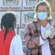 Ο Μπραντ Πιτ μπροστά από το φορτηγό με τα κιβώτια γεμάτα τρόφιμα και είδη πρώτης ανάγκης για άπορες οικογένειες σε γειτονιά του Λος Άντζελες