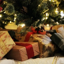 Χριστουγεννιάτικο δέντρο με δώρα