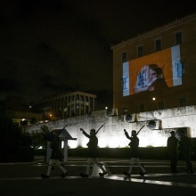 Το μήνυμα «Όχι στη Βία» στην πρόσοψη της Βουλής