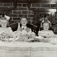 Παιδιά γύρω από το τραπέζι