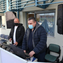 DJ έξω από το νοσοκομείο της Λάρισας 