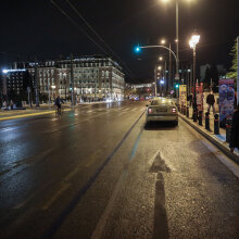 Lockdown στην Αττική: Πολίτες μπροστά από την είσοδο του Μετρό στο Σύνταγμα - Οι λοιμωξιολόγοι του Υπουργείου Υγείας εισηγούνται να γίνει πιο σκληρό και να μπει ο νομός στις «κόκκινες» περιοχές