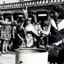 Ασπρόμαυρη φωτογραφία με κοπέλες που καίνε σουτιέν σε σιδερένιο κάδο