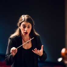 Η Άννα- Μαρία Γκούνη είναι η πρώτη γυναίκα μαέστρος και μουσική διευθύντρια της Συμφωνικής Ορχήστρας του Κονρό