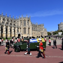 Πρίγκιπας Φίλιππος: Τι συμβολίζει ο ελληνικός σταυρός στη σημαία που σκέπασε το φέρετρο του Δούκα του Εδιμβούργου καθώς συνοδεύτηκε στην τελευταία του κατοικία 