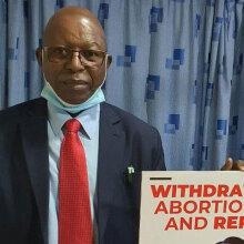 Stephen Karanja, ο γιατρός στην Κένυα που έλεγε στον κόσμο να μην εμβολιαστεί για τον κορωνοϊό - Πέθανε από επιπλοκές της Covid-19