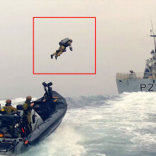 Μεγάλη Βρετανία: Ιπτάμενος στρατιώτης σηκώνεται από φουσκωτό και προσεγγίζει πολεμική φρεγάτα