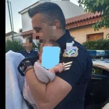 Έγκλημα στα Γλυκά Νερά: Ο αστυνομικός που κρατά στην αγκαλιά το μωρό της Κάρολαΐν