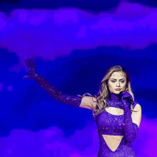 Στεφανία Λυμπερακάκη - Η εντυπωσιακή μωβ φόρμα έχει δημιουργηθεί από τον διάσημο σχεδιαστή μόδα Βρεττό Βρεττάκο