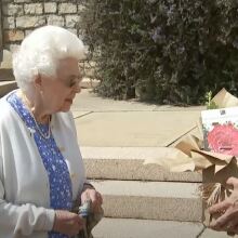 Η βασίλισσα Ελισάβετ και το τριαντάφυλλο για τον πρίγκιπα Φίλιππο