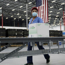 Συσκευασμένα εμβόλια της Moderna για τον κορωνοϊό σε κέντρο διανομής στην πολιτεία Μισισίπι των ΗΠΑ