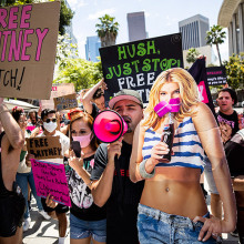  Εκατοντάδες διαδηλωτές συγκεντρώνονται κατά τη διάρκεια της διαμαρτυρίας #FREEBRITNEY, μπροστά από το δικαστήριο όπου η Μπρίτνεϊ Σπίαρς ζητά να απαλλαγεί από την κηδεμονία του πατέρα της 
