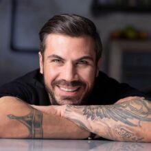 Ο Άκης Πετρετζίκης