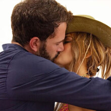 Η Τζένιφερ Λόπεζ, στην αγκαλιά του Μπεν Άφλεκ - Το φιλί για τα γενέθλιά της που άναψε «φωτιές» στο Instagram