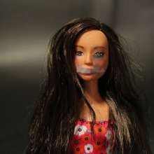 Γυναικεία κούκλα με τσιρότο στο στόμα