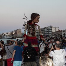  Η Μικρή Αμάλ, μία μαριονέτα ύψους 3,5 μέτρων που εκπροσωπεί όλα τα παιδιά-πρόσφυγες, ξεκίνησε το ταξίδι της στην Ελλάδα από την Χίο © EUROKINISSI / ΔΗΜΗΤΡΗΣ ΒΟΥΧΟΥΡΗΣ
