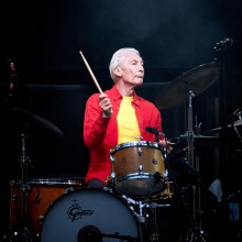 Charlie Watts, ο ντράμερ των Rolling Stones παίζει τύμπανα σε συναυλία