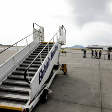 Σκάλα για την επιβίβαση και αποβίβαση επιβατών σε αεροδρόμιο (ΦΩΤΟ ΑΡΧΕΙΟΥ) - Με υποχρεωτικό self test η μετακίνηση με αεροπλάνο για τα παιδιά ηλικίας 4 - 11 ετών