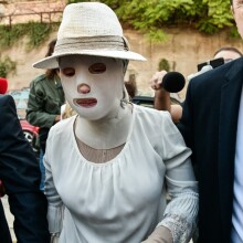 Επίθεση με βιτριόλι: Η Ιωάννα Παλιοσπύρου με την ειδική μάσκα στο δικαστήριο