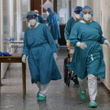 Νοσηλεύτριες με προστατευτική στολή για κορωνοϊό σε νοσοκομείο