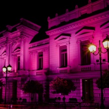 Η Estée Lauder φωταγώγησε ροζ το κτήριο του Εθνικού Θεάτρου, στο πλαίσιο της εκστρατείας ενημέρωσης για τον Καρκίνο του Μαστού.  