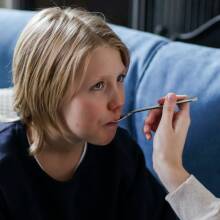 Μαμά δίνει φάρμακο στο άρρωστο παιδί της