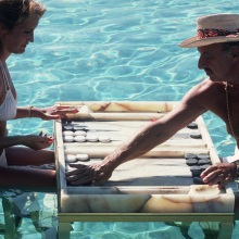 Η Carmen Alvarez παίζει τάβλι με τον Frank “Brandy” Brandsetter, έναν κατάσκοπο πληροφοριών των ΗΠΑ.