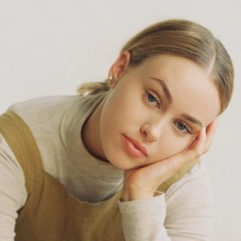 Ξανθιά γυναίκα με πιασμένα μαλλιά χαμηλό κότσο